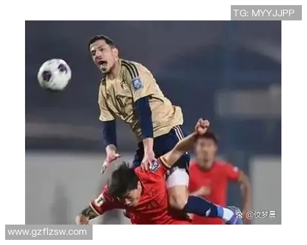 国足球星遭拦截引发热议 赛场意外瞬间引发众多讨论